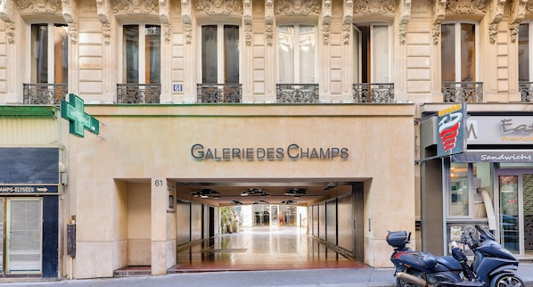 Ein Gebäudeeingang mit einem Schild, auf dem 'Galeries Champs' steht.