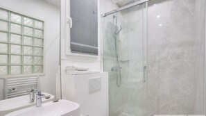 Dusche, Haartrockner, Handtücher