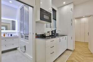 Kühlschrank, Mikrowelle, Ofen, Wasserkocher mit Kaffee-/Teezubehör