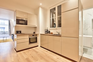 Fridge, microwave, oven, coffee/tea maker