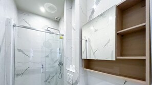 Douche, séchoir à cheveux, serviettes fournies