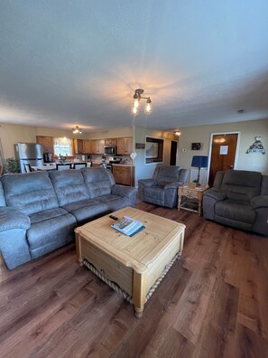 Smart TV, fireplace - A cozy country home near Mammoth Cave, Nolin Lake and Blue Holler ATV Park (Mammoth Cave)
