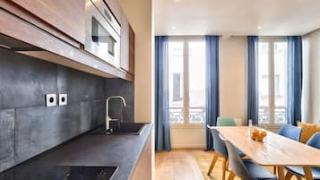 Réfrigérateur, micro-ondes, four, cafetiÚre/bouilloire