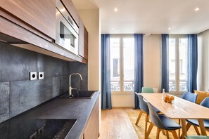 Fridge, microwave, oven, coffee/tea maker - 71 - Urban Amazing Apartment in Le Marais (París)