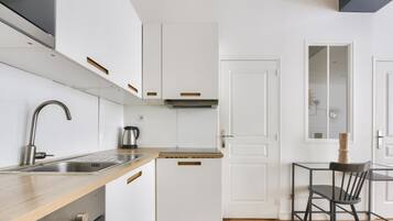 Réfrigérateur, micro-ondes, four, cafetiÚre/bouilloire