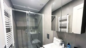 Douche, sèche-cheveux, serviettes fournies