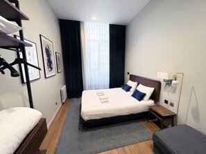 1 habitación, tabla de planchar con plancha, wifi gratis y ropa de cama 