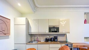 Réfrigérateur, four à micro-ondes, un four, cafetière-théière