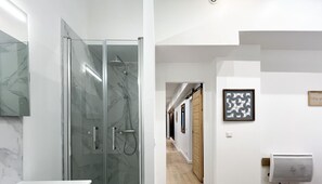 Shower, hair dryer, towels - Urban Flat 52 - Charming Cosy Flat in Center of Paris (París)