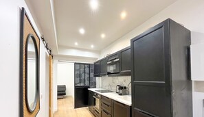 Fridge, microwave, oven, coffee/tea maker - Urban Flat 52 - Charming Cosy Flat in Center of Paris (París)