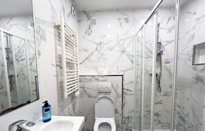 Dusche, Haartrockner, Handtücher