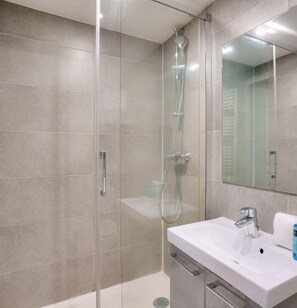 Douche, sèche-cheveux, serviettes fournies