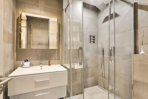 Douche, séchoir à cheveux, serviettes fournies