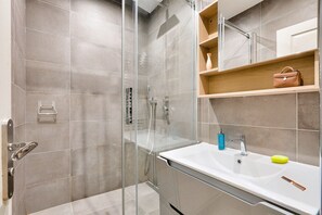 Dusche, Haartrockner, Handtücher