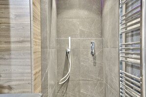 Dusche, Haartrockner, Handtücher