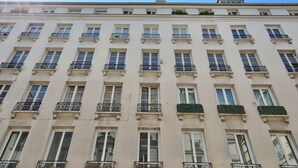 A multi-story building with evenly spaced windows and balconies. - Urban Flat 69 - Beautiful Parisian Apartment in Center of Paris (París)