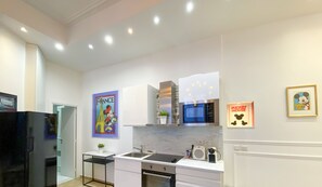 Fridge, microwave, oven, coffee/tea maker