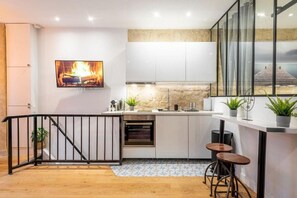 Fridge, microwave, oven, coffee/tea maker