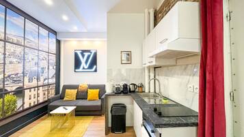 Fridge, microwave, oven, coffee/tea maker