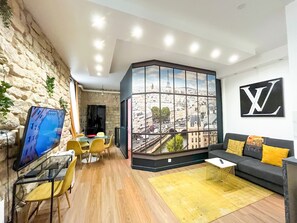 TV - Urban Flat 154 - Pretty 2 BDR in center of Paris (París)
