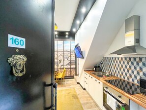 Fridge, microwave, oven, coffee/tea maker