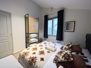 3 slaapkamers, een strijkplank/strijkijzer, gratis wifi, beddengoed