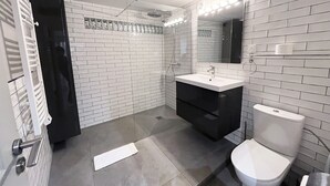 A modern bathroom with a white sink, black vanity, and a toilet. - Urban Flat 161 - Sublime 4BDR Luxury Flat in Paris (París)