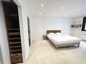 4 bedrooms, iron/ironing board, free WiFi, bed sheets