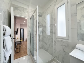 Shower, hair dryer, towels, shampoo - 158 - Urban Louis Flat in Montorgueil (París)