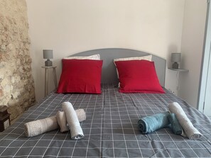 2 bedrooms, desk, iron/ironing board, travel crib