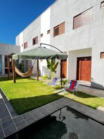 高级双床房 | 高档床上用品、加厚床垫、特色装修、免费 WiFi