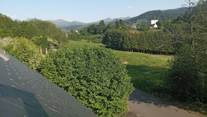A view of a green landscape with trees and a building in the distance. - Maison 7 Personnes - Quartier Calme - Belle vue sur Charlannes (Murat-le-Quaire)