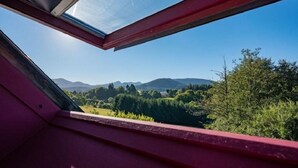 A view through a skylight of a landscape with mountains and greenery. - Maison 7 Personnes - Quartier Calme - Belle vue sur Charlannes (Murat-le-Quaire)