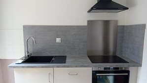 Coffee/tea maker, fridge, microwave, oven - Maison 7 Personnes - Quartier Calme - Belle vue sur Charlannes (Murat-le-Quaire)