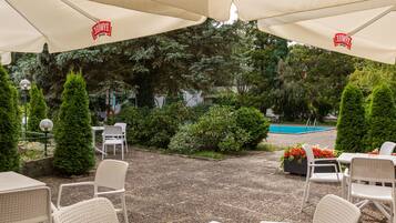 Kolam renang indoor dan kolam renang outdoor musiman