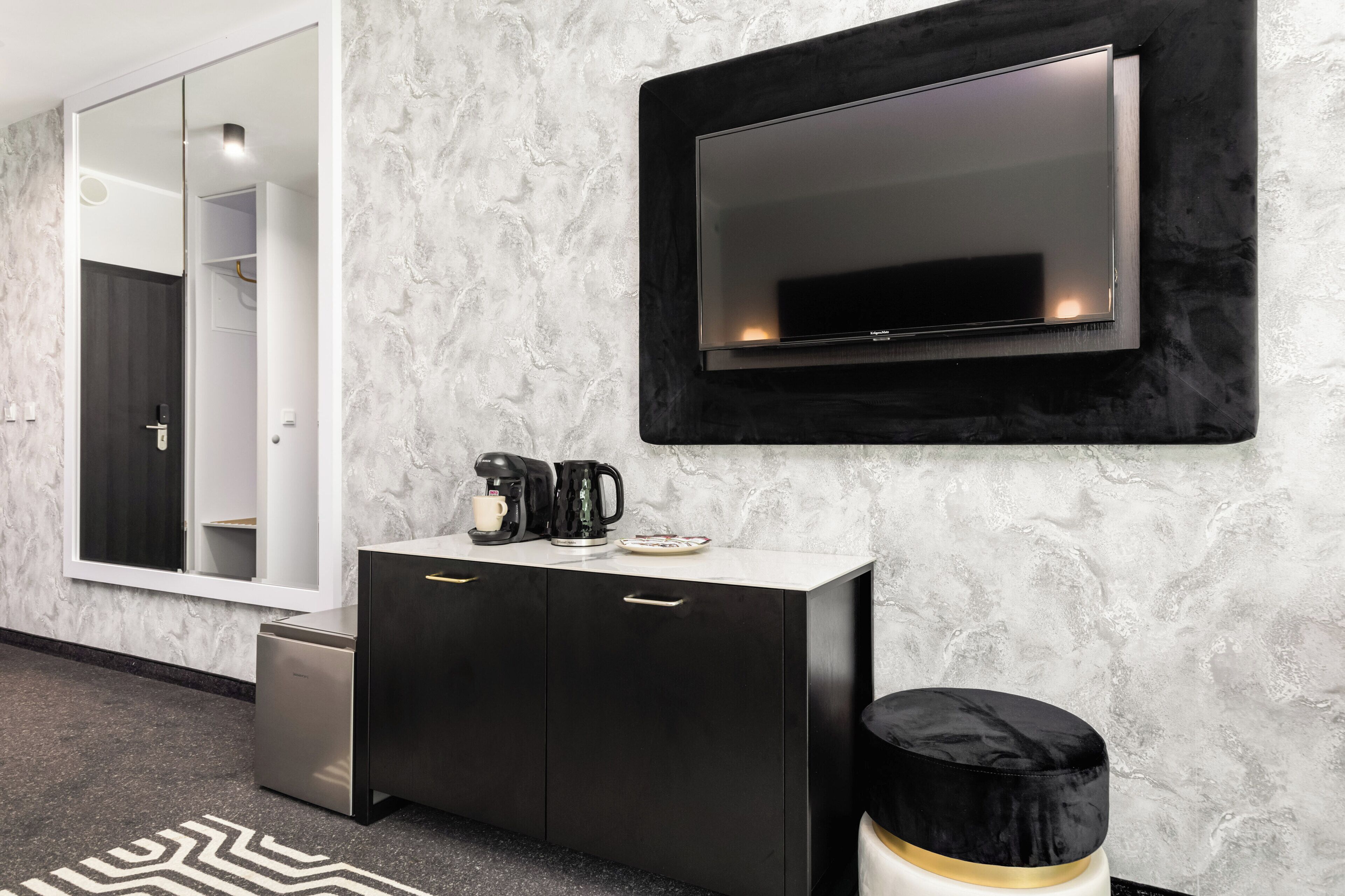 Apartemen, akses ke kolam renang, menghadap laut | Meja kerja dan seprai linen