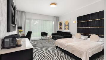 Apartemen, akses ke kolam renang, menghadap laut | Meja kerja dan seprai linen