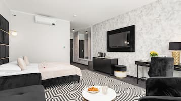 Apartment, Poolzugang, Meerseite | Schreibtisch, Bettwäsche