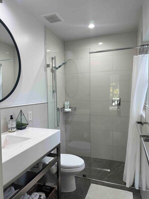 Douche, sèche-cheveux, serviettes fournies, savon