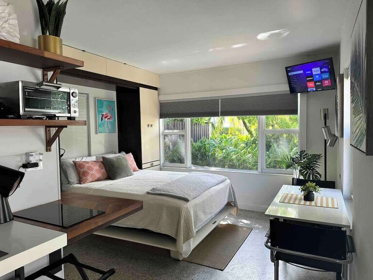Charming Studio Prime Location Steps From Beach - Fort Lauderdale, FL