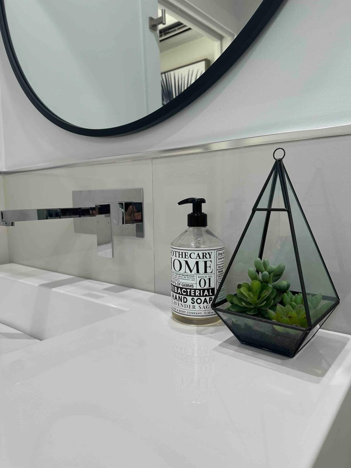 Chuveiro, secador de cabelo, toalhas de banho, sabonete