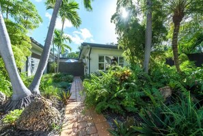 المن طقة المحيطة بالمنشأة