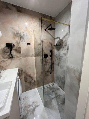 Deluxe Apartment | Bathroom