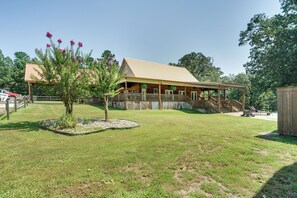 Exterior - Charming Texarkana Home: Lake & Pool Access! (Texarkana)