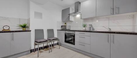 Studio | Eget kök | Kylskåp, mikrovågsugn och vattenkokare