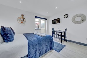 Free WiFi, bed sheets - Lovely 1-bed Studio in Feltham (Feltham)
