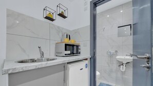 تجهيزات دش، مناشف، ورق حمّام