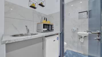 Chuveiro, toalhas de banho, papel higiênico