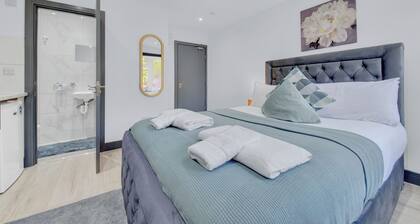 Serviced Ensuite Studio in Feltham London Heathrow