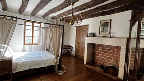 4 bedrooms, iron/ironing board, travel cot, free WiFi